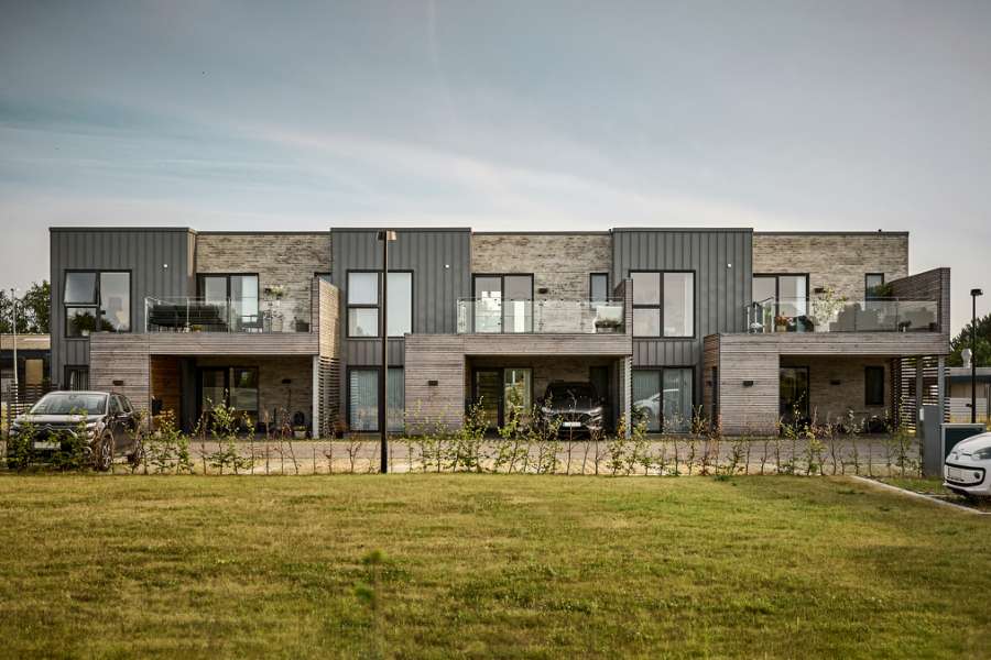 Nybygget boligblok i Hinnerup beklædt med DS Nordic Klikfals 275 af GreenCoat®-stål på facaden